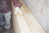 Refractory installation for industrial furnaces